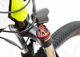 Cadre en aluminium avec guidon réglable ; livré assemblé à 98%.Moteur avant de 250 W et 40 Nm, freins V-Brake, éclairage LED5 niveaux d'assistance, vitesse maximale de 25 km/hBatterie rechargeable, lithium-ion 36V, 13Ah, 468Wh, amovible avec verrouillage de sécurité ; autonomie de 100 km en mode ECO BatterieBoîte de vitesses Shimano à 7 rapportsBéquille centrale, selle Selle Royal confortable avec système de fixation rapide, sonnette, garde-boue et protège-chaîne  Tableau de caractéristiques du produit Caractéristique	Description Informations générales sur le produit Marque	F.LLI SCHIANO Nom du produit	F.LLI SCHIANO E-MOON 28'' Vélo avec assistance au pédalage 250W, unisexe, batterie 36V 13Ah SHIMANO 7 vitesses, blanc Catégorie	VÉLO ASSISTANCE ÉLEC Spécificités Web Déstockage Sous-état	Neuf Général Genre	Homme Type de public	Adulte Sports	Vélo loisir Taille du cycliste	175 cm 195 cm Opérateur économique responsable de la sécurité du produit vendu sur la marketplace	Voir rubrique Infos vendeur / CGV & Politique de retour. Informations Produits Type de vélo	Vélo de ville - loisir Terrain(s) compatible(s)	Asphalte Caractéristiques Porte bagage	Oui Vos garanties incluses Garantie (²)	2 ans Observations	Dans le cas où une garantie commerciale est proposée par le vendeur, celle-ci ne fait pas obstacle à – Image 3